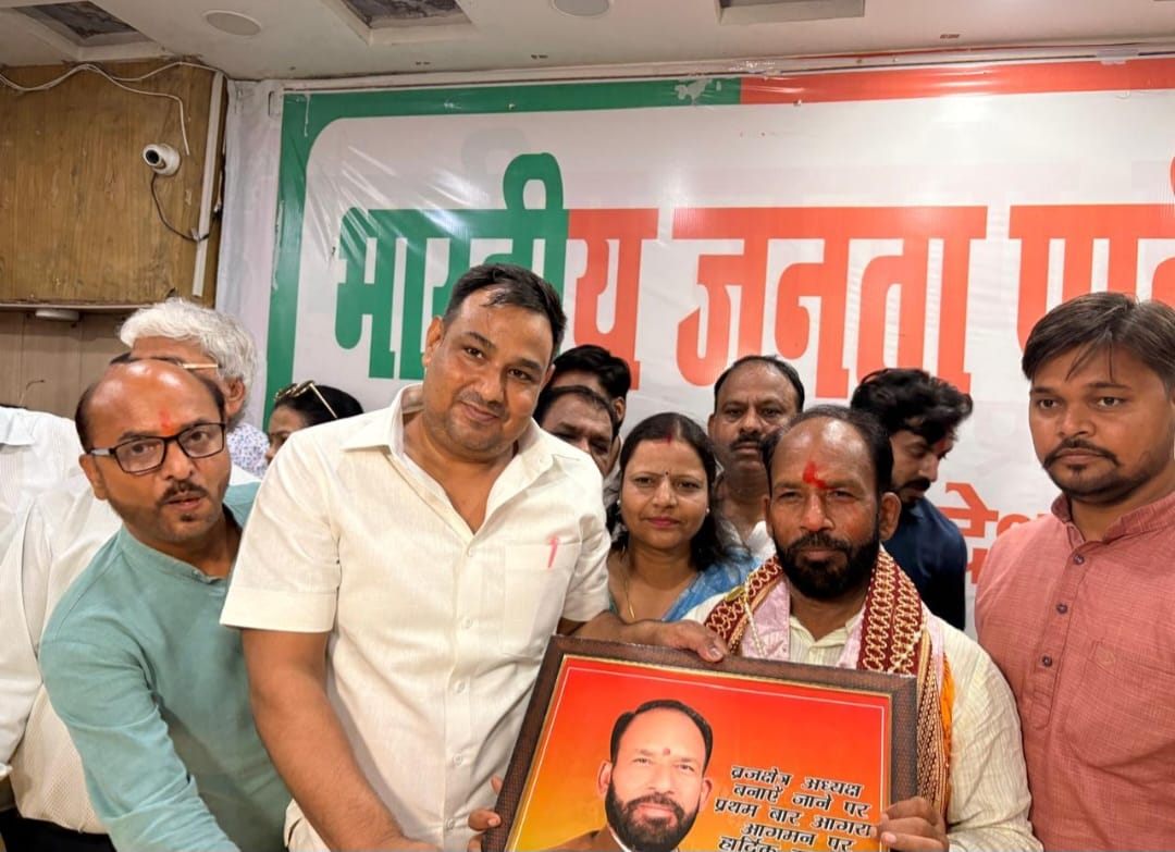 क्षेत्रीय अध्यक्ष पूरन सिंह लोधी को स्मृति चिन्ह देकर सम्मानित करते ब्रज क्षेत्र मीडिया प्रभारी नवल तिवारी