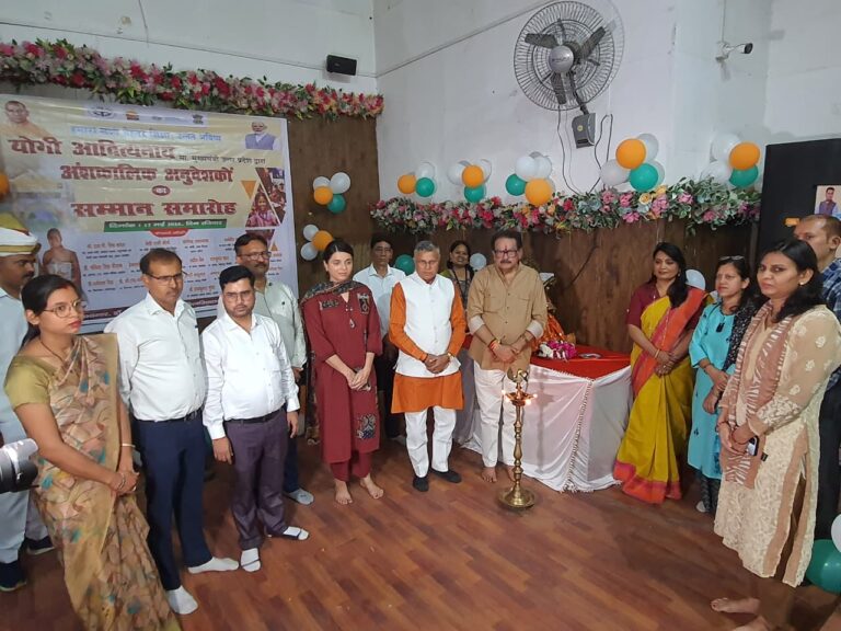 अनुदेशकों को मिले बढ़े मानदेय के चेक तो खिले चेहरे
