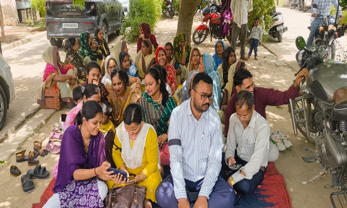 पिनाहट CHC में संविदा कर्मियों का हल्लाबोल; ‘नो पे, नो वर्क’ के नारे